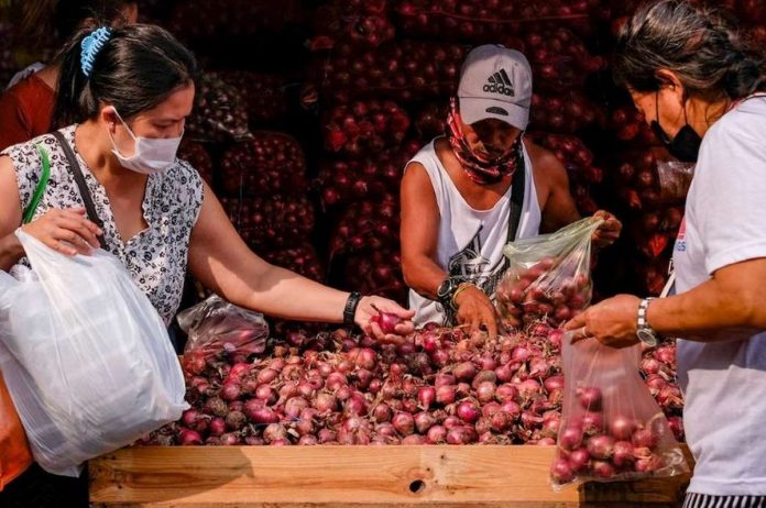 onion_supply.JPG_resized The country consumes 4,000 metric tons of yellow onions and 17,000 metric tons of red onions every month, according to the Department of Agriculture’s Bureau of Plant Industry. PHOTO COURTESY OF ABS-CBN NEWS