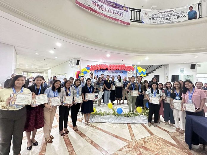 outstanding_peer_helpers_resized Gov. Arthur Defensor Jr. and Iloilo Provincial Population Office acting head Atty. Ruel Von Superio lead the recognition of outstanding peer helpers at the provincial capitol on Monday, July 17. ILOILO PROVINCIAL POPULATION OFFICE PHOTO