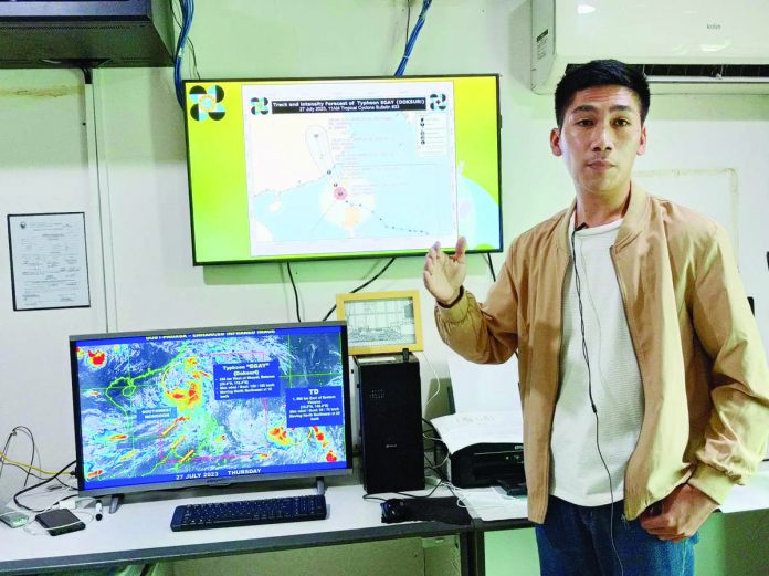 Engineer Rolly Cuenca, forecaster of the Philippine Atmospheric, Geophysical and Astronomical Services Administration – Iloilo, gives an update on another weather disturbance threatening the Philippines. AJ PALCULLO/PN