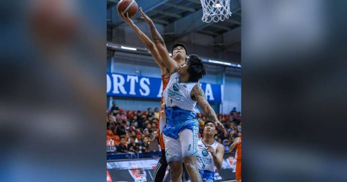 sports PBA_superimposed NorthPort Batang Pier’s Arvin Tolentino goes for a layup against the defense of Phoenix Super LPG Fuel Masters' Larry Muyang. PBA PHOTO