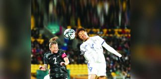 Filipinas’ Sarina Bolden punched the header despite the defense of a New Zealand player. REUTERS PHOTO