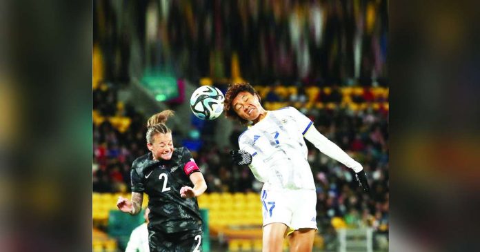 sports anything_superimposed Filipinas’ Sarina Bolden punched the header despite the defense of a New Zealand player. REUTERS PHOTO