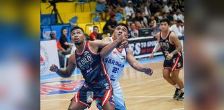 Iloilo United Royals’ Omar Larupay locked arms with Sarangani Marlins’ Benjie Jimenez in a rebound battle. MPBL PHOTO