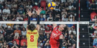 PLDT High Speed Hitters’ Honey Royce Tubino scores against the defense of F2 Logistics Cargo Movers’ Jolina dela Cruz. PVL PHOTO