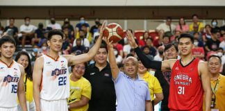 Meralco Bolts’ Allein Maliksi and Barangay Ginebra San Miguel Kings’ Aljon Mariano, formerly both of the University of Santo Tomas Growling Tigers, led the ceremonial toss with UST IPEA head Fr. Rodel Cansancio O.P. during the 2023 PBA on Tour’s visit at the UST Quadricentennial Pavilion in Manila last night. PHOTO COURTESY OF THE VARSITARIAN