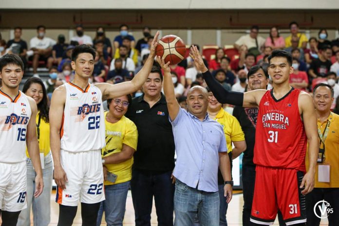 sports_PBA_resized Meralco Bolts’ Allein Maliksi and Barangay Ginebra San Miguel Kings’ Aljon Mariano, formerly both of the University of Santo Tomas Growling Tigers, led the ceremonial toss with UST IPEA head Fr. Rodel Cansancio O.P. during the 2023 PBA on Tour’s visit at the UST Quadricentennial Pavilion in Manila last night. PHOTO COURTESY OF THE VARSITARIAN