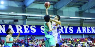 Bacolodnon Kib Montalbo of TNT Tropang Giga attempts a one-hander against the defense of Phoenix Super LPG Fuel Masters’ Rodolfo Alejandro Jr. PBA PHOTO