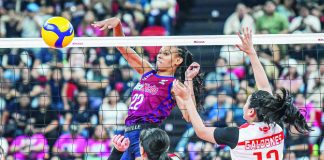 Choco Mucho Flying Titans’ Cherry Nunag scores emphatically as Petro Gazz Angels’ Djanel Cheng and Kecelyn Galdones look on. PVL PHOTO