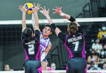 Creamline Cool Smashers’ Diana Carlos attempts to score against the defense of Akari Power Chargers’ Trisha Genesis. PVL PHOTO