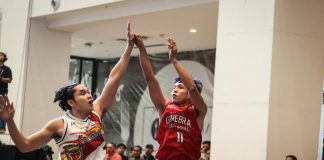Barangay Ginebra San Miguel Kings’ Donald Gumaru attempts a shot over the defense of San Miguel Beermen’s John Apacible. PBA PHOTO
