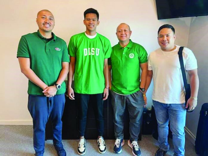 Negrense Karl Nonoy has formalized his commitment with De La Salle University Green Archers on Friday afternoon. He is joined by De La Salle Greenhills Greenies mentor Renren Ritualo, Hua Siong head coach Vincent Conlu and Hua Siong scout Janno Francisco.