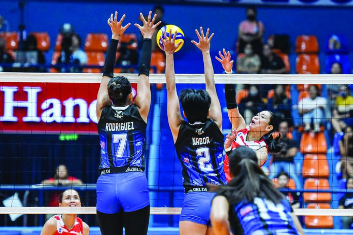 sports_petro_resized Negrense Jonah Sabete of Petro Gazz Angels attempts to score against the defense of Foton Tornadoes’ Jasmine Nabor and Seth Rodriguez. PVL PHOTO