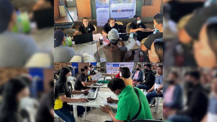 sss-ewheels Top and bottom photos show branch personnel from SSS Dumaguete and SSS Kabankalan accommodating clients in Barangay Poblacion in San Jose, Negros Oriental, and Barangay Payao in Binalbagan, Negros Occidental on April 28.