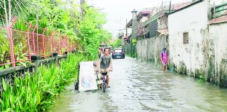The Iloilo Provincial Health Office advises the public to avoid wading in floodwater to avoid getting infected with bacterial disease, especially if one has an open wound on the foot. AJ PALCULLO/PN