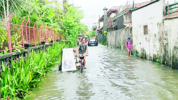 teaser_pic_resized The Iloilo Provincial Health Office advises the public to avoid wading in floodwater to avoid getting infected with bacterial disease, especially if one has an open wound on the foot. AJ PALCULLO/PN