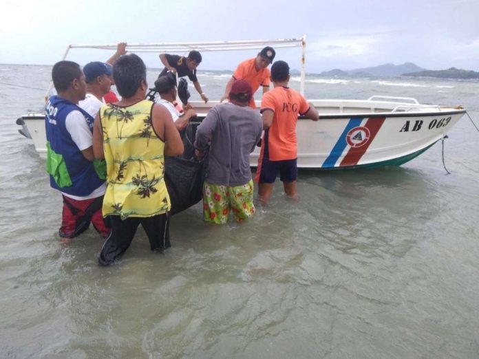 woman_pic_resized Personnel of the Philippine Coast Guard Iloilo on Saturday, July 15, retrieved the body of 35-year-old Cecille Fuentes who drowned after their motorbanca capsized in the waters of Barangay Tinigban, Carles, Iloilo due to big waves on Friday night, July 14. PHILIPPINE COAST GUARD PHOTO