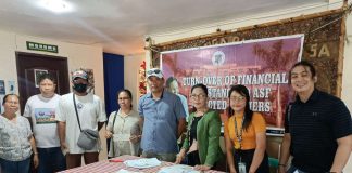 Dr. Darel Tabuada (5th from left), Provincial Veterinary Office head, releases the financial aid for Alimodian, Iloilo. Mayor Ian Keneth Alfeche (rightmost) leads in accepting the financial assistance together with the affected hog raisers. BALITA HALIN SA KAPITOLYO FB HOTO