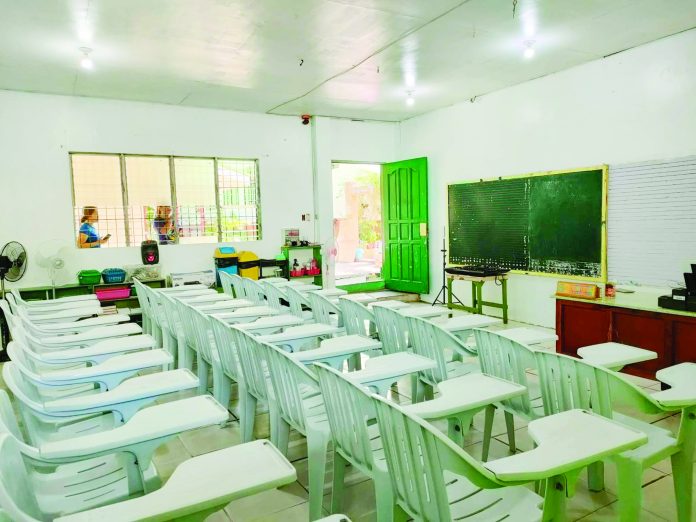 Arevalo Elementary School (2) Classrooms at the Arevalo Elementary School in Arevalo, Iloilo City are now free from unnecessary artwork, decorations, tarpaulins, and posters in compliance with Department of Education Order No. 21. AJ PALCULLO/PN