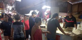 Gov. Arthur Defensor Jr. inspects the retail prices of local and imported rice at the public market of Oton, Iloilo on Aug. 11. BALITA HALIN SA KAPITOLYO FB PAGE PHOTO