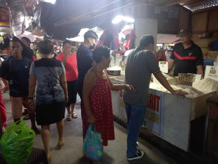 Defensor 2 Gov. Arthur Defensor Jr. inspects the retail prices of local and imported rice at the public market of Oton, Iloilo on Aug. 11. BALITA HALIN SA KAPITOLYO FB PAGE PHOTO
