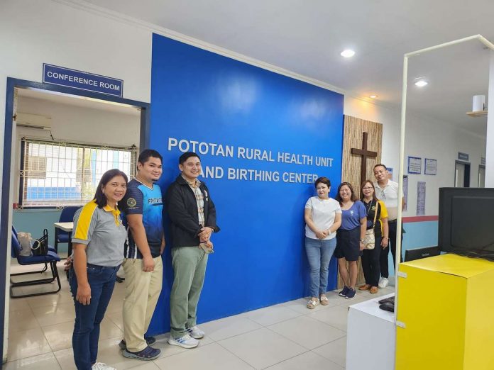 Pototan_RHU_pic_resized Iloilo Provincial Health Office head Dr. Maria Socorro Colmenares-Quiñon and Provincial Health Officer Dr. Wendel Tupas-Marcelo together with Pototan Rural Health Unit and Birthing Clinic personnel. MARIA JAVELLANA COLMENARES-QUINON FACEBOOK PHOTO