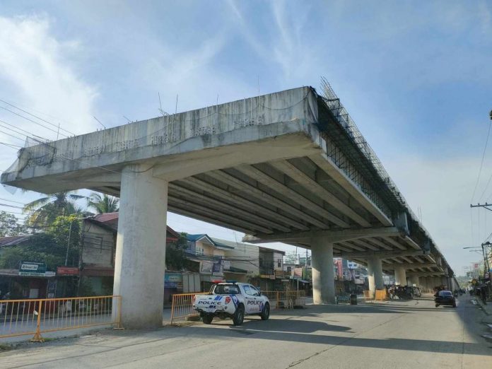 aganan_flyover_resized The construction of the P800-million Aganan flyover in Pavia, Iloilo was temporarily suspended beginning December 2022 as a precautionary measure following the vertical displacement of the Ungka flyover in Barangay Ungka II, Pavia. AJ PALCULLO/PN