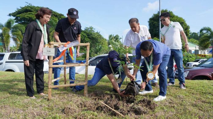 (From left) Iloilo International Airport Manager Manuela Luisa Palma with Department of Public Works and Highways assistant regional director Jose Al Fruto and Regional Director Sanny Boy Oropel, and Provincial Board member June Mondejar (in background), Iloilo’s Gov. Arthur Defensor Jr., and Santa Barbara’s Mayor Dennis Superficial during the synchronized planting of 1,300 native flowering trees