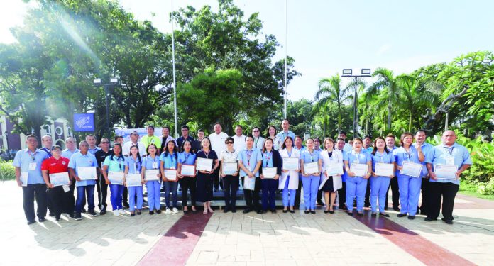 banner_for_aug23_resized TRADITION OF EXCELLENCE AND DEDICATION. Iloilo City’s Mayor Jerry Treñas poses with this year's Most Outstanding City Government Employees and Service Awardees during the awarding ceremony on Tuesday, Aug. 22. ILOILO CITY MAYOR’S OFFICE PHOTO