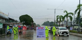Officers of the Iloilo City Police Office man the Commission on Elections checkpoint in Barangay Ungka, Jaro district on Monday, Aug. 28, the start of the election period for Oct. 30 barangay and Sangguniang Kabataan elections. AJ PALCULLO/PN