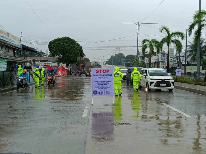 Officers of the Iloilo City Police Office man the Commission on Elections checkpoint in Barangay Ungka, Jaro district on Monday, Aug. 28, the start of the election period for Oct. 30 barangay and Sangguniang Kabataan elections. AJ PALCULLO/PN