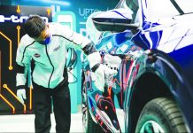Include e-bikes, e-trikes in e-vehicle incentives – DOE A worker cleans an electric vehicle at Uptown Bonifacio in Taguig City. JONATHAN CELLONA/ABS-CBN NEWS FILE PHOTO