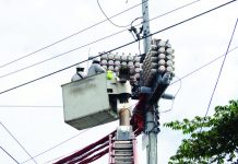 Gov’t to help poor families pay electric bills – Palace The government will begin rolling out this September its Lifeline Rate program that will aid low-income households pay their electricity bills. Photo shows Meralco personnel reading the numbers on the electric meters on a post on Padilla Street in Manila. PNA PHOTO BY JESS M. ESCAROS JR.