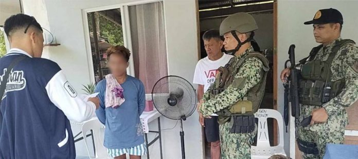 fugitive_resized Authorities served an arrest warrant for rape against 21-year-old Jerecho Dogelio Derramas in Maayon, Capiz on Saturday, Aug. 19. PRO-6 RPIO PHOTO