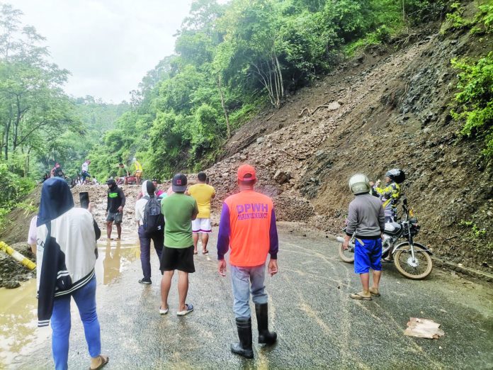 landslide_resized Residents and motorists climbed over piles of loose soil and rocks that temporarily closed the San Joaquin, Iloilo β Hamtic, Antique Road to all vehicle types on Sunday morning. SAN JOAQUIN DRRMC PHOTO