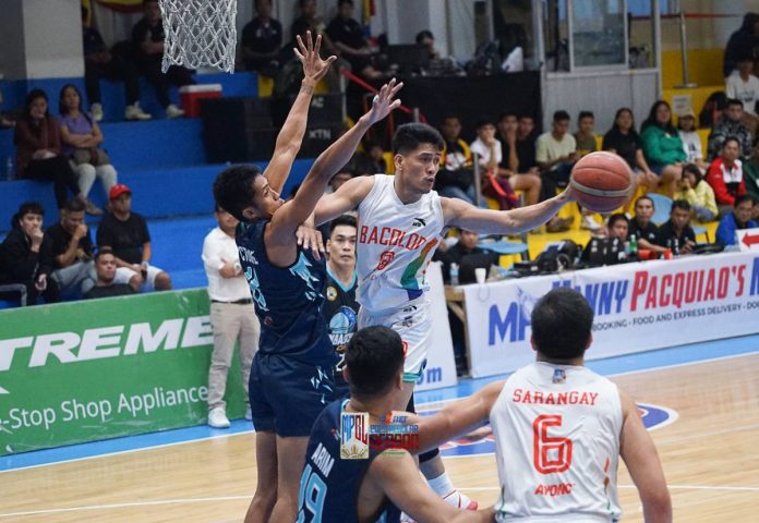 mpbl (1) Bacolod City of Smiles’ Domark Matillano looks to pass the ball after being met by the defense of Batangas City Embassy Chill’s Rhaffy Octobre. MPBL PHOTO