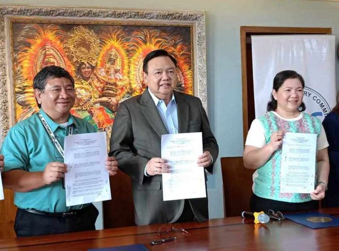 news_glenda_green_resized To promotion renewable energy, the Iloilo City Government, MORE Electric and Power Corporation (MORE Power) and the Energy Regulatory Commission (ERC) entered into a tripartite agreement. Signing the agreement were Mayor Jerry Treñas, MORE Power president/chief executive officer Roel Z. Castro and ERC chairperson Monalisa C. Dimalata. GLENDA TAYONA/PN