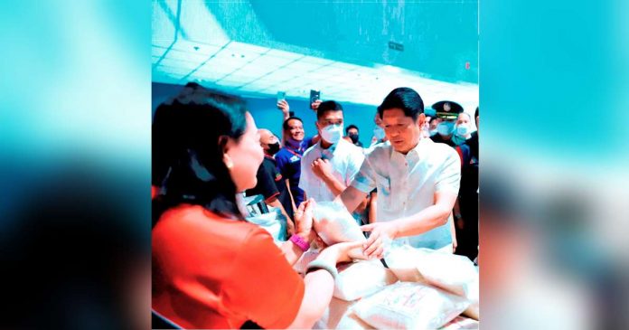 rice_superimposed President Ferdinand R. Marcos Jr. inspects packed rice for sale at a “Kadiwa ng Pangulo Para Sa Manggagawa” outlet in Pasay City. Last week, Marcos assured Filipinos that the country’s rice situation was “manageable and stable” to cushion the effects of the El Niño phenomenon. PNA PHOTO