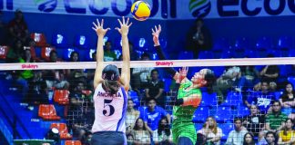 Ilongga Amie Provido of De La Salle University Lady Spikers attempts to score against Adamson University Lady Falcons’ Sharya Ancheta. PHOTO COURTESY OF SSL