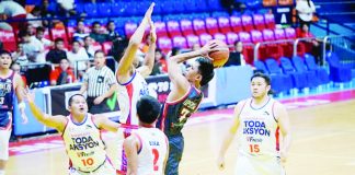 Iloilo United Royals’ Shaquille Imperial attacks the defense of Quezon City Toda Aksyon V Fresh for an inside hit. MPBL PHOTO
