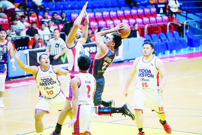 sports_iloilo_resized Iloilo United Royals’ Shaquille Imperial attacks the defense of Quezon City Toda Aksyon V Fresh for an inside hit. MPBL PHOTO