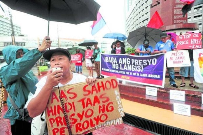 wage_resized PRESSURE ON PRICES. Workers rally in Quezon City seeking a wage hike due to increased prices. Photo by NIÑO JESUS ORBETA / Philippine Daily Inquirer