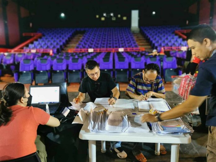 COC_filing_pic_resized The Commission on Elections-Iloilo City caters only 451 certificates of candidacies (COCs) for the Oct. 30 barangay and Sangguniang Kabataan elections on the last day of filing on Saturday, Sept. 2. Photo shows several aspirants filing their COCs at the Cinema 6 of Robinsons Place Iloilo on Saturday. CONTRIBUTED PHOTO