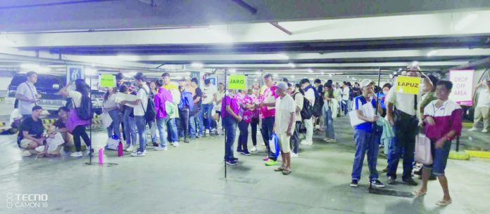 COC_filing_pic_resized Hundreds of aspirants for the Oct. 30 barangay and Sangguniang Kabataan elections in Iloilo City queued at Robinsons Place Iloilo on Thursday, Aug. 31, to file their certificates of candidacy. NESTOR CANONG/TF ON MORALS AND VALUES FORMATION PHOTO