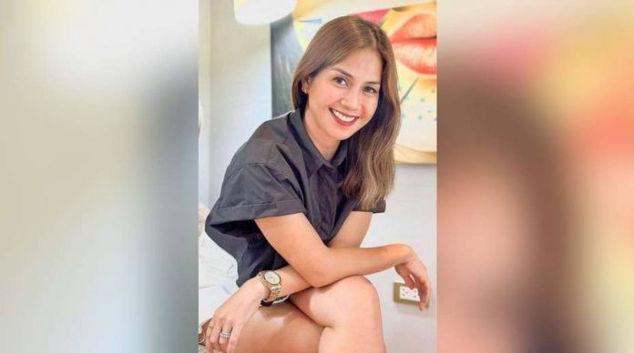 Kaye Abad 1.JPG_superimposed Kaye Abad was recently spotted at the supermarket accompanied by several bodyguards. The actress, however, clarified that the security personnel were assigned by the supermarket she is collaborating with.