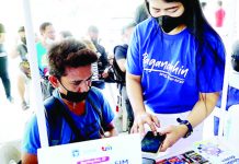 Require ‘live selfie’ in SIM sign up, telcos told A staff member of a telecommunications firm helps a client register his subscriber identity module card at a stall at the Quezon City Hall. PNA PHOTO BY BEN BRIONES
