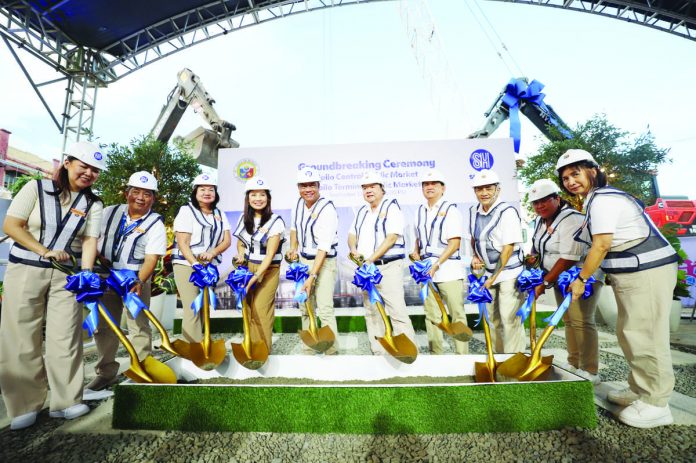 PARTNERS FOR GOOD. The Iloilo City Government headed by Mayor Jerry P. Treñas (5th from right) and SM Prime Holdings (SMPH) represented by SM Supermalls Senior Vice President for Operations Engr. Bien Mateo (5th from left) led yesterday’s groundbreaking ceremony for the much-awaited redevelopment of the Iloilo Central Market. Joining Mateo and Treñas were (L-R) Kristine R. Yap, SM Group Marketing Manager for Visayas 3 and 4; Gilbert A. Domingo, SM City Iloilo Mall Manager; Girlie P. Liboon, SM Regional Operations Manager for Visayas 3; Michelle Leslie K. Llanos, SM Vice President for Visayas Operations; Vice Mayor Jeffrey Ganzon; City Councilor Ely Estante; Local Economic Enterprise Office head Maricel Mabaquiao; and City Architect Regina Gregorio. ILOILO CITY MAYOR’S OFFICE PHOTO