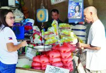City gov’t sells well-milled rice to Bacolod retailers Cherry Aujero (left), supervisor of Burgos Market in Bacolod City, briefs rice sellers about Executive Order No. 39. The city government, in response, is selling well-milled rice to retailers in major markets at a lower cost. BCD PIO FACEBOOK