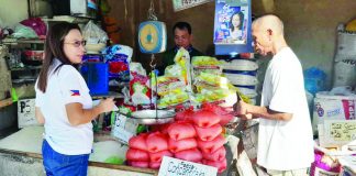 Cherry Aujero (left), supervisor of Burgos Market in Bacolod City, briefs rice sellers about Executive Order No. 39. The city government, in response, is selling well-milled rice to retailers in major markets at a lower cost. BCD PIO FACEBOOK