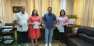 Former Oton mayor Vincent Flores Jr. (leftmost), newly appointed head of the General Services Office; former 1st District Board member Renee Valencia (rightmost), newly appointed head of the Human Resource Management and Development Office; and Allana Delgado (2nd from left), newly appointed assistant department head of the Provincial Library and Archives, take their oath of office before Gov. Arthur Defensor Jr. on Friday, Sept. 8. BALITA HALIN SA KAPITOLYO FB PHOTO