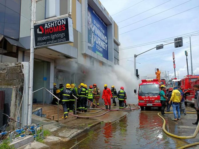 fire_pic_resized Firefighters tried to contain the blaze that hit a commercial establishment in Barangay San Rafael, Mandurriao, Iloilo City on Monday, Sept. 11. AJ PALCULLO/PN